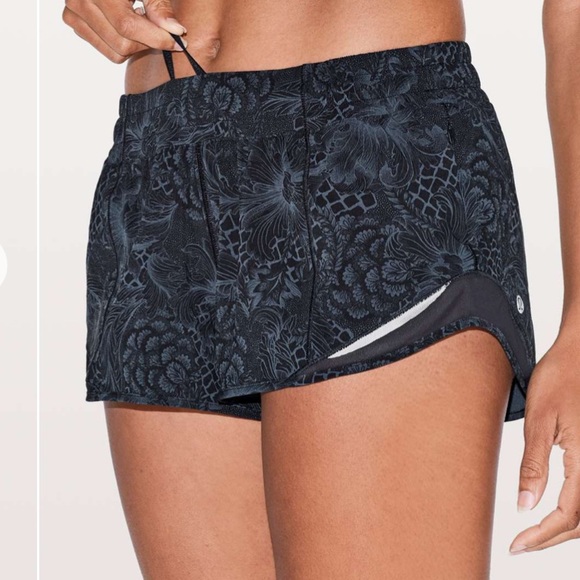 Lululemon hotty hot shorts 2.5” LR SOLD - Picture 1 of 3